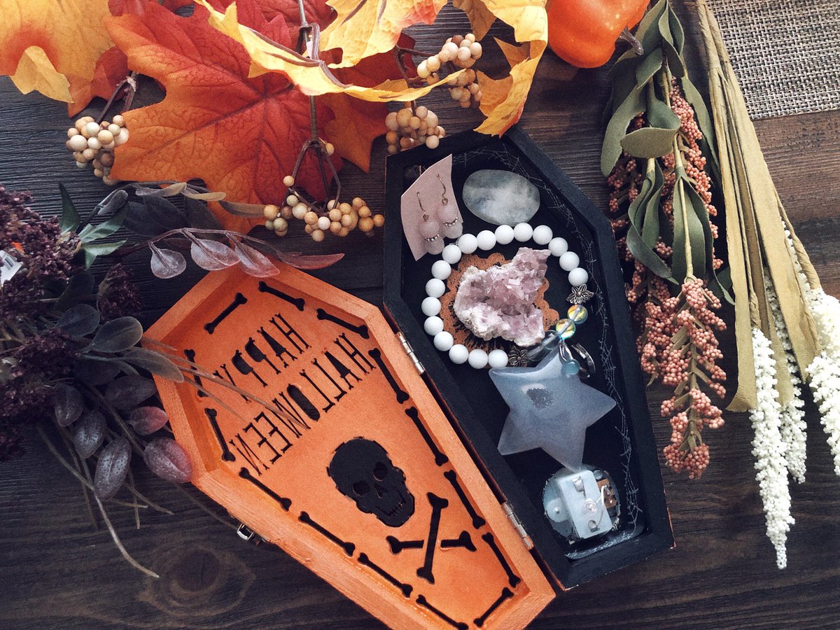 Soularlife's tweet photo. GIVEAWAY ♥️💕💀🎃

Includes: hand painted Halloween trinket box (lights up inside) 
Agate Star
Angel aura bracelet 
Rose quartz earrings
Blue chalcedony adjustable ring
Moonstone cab
Pink amethyst cluster 

RULES:
Follow me, RT, tag a friend :) 

Ends when I hit 3.5k ♥️ https://t.co/YgK6IascDf