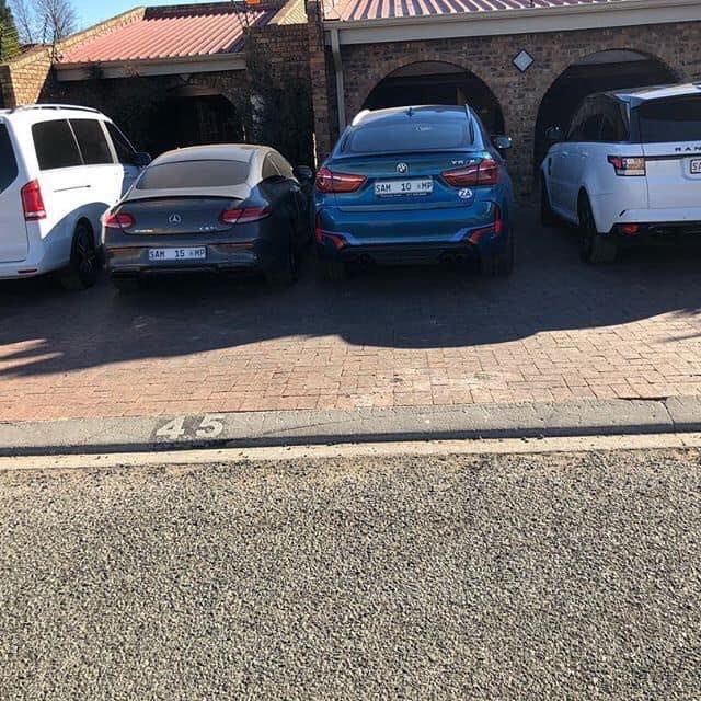 Ngoma_Kurira_'s tweet image. Zimbabwean born businessman Sam Mshengu of Sam Holdings has been arrested by the Hawks in South Africa for allegedly acquiring his South African citizenship fraudulently.

Sam made headlines after going to the Durban July with a convoy of 100 luxury vehicles.

#SamMshengu