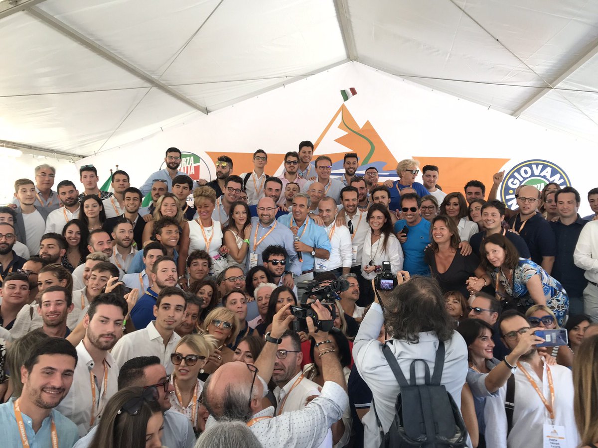 Con la nostra passione, il nostro coraggio e la nostra determinazione siamo pronti per affrontare qualsiasi sfida 💪🏻
Forza #Everest19, forza ragazzi, <a href="/forza_italia/">Forza Italia</a> ! 🇮🇹🏔