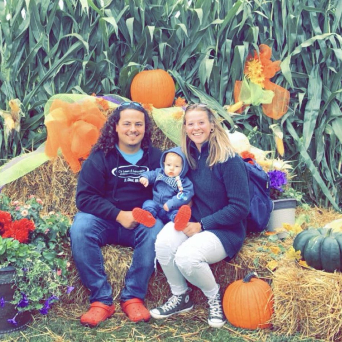 misscasey41's tweet image. We took OJB to the Hemker Zoo yesterday. He loved feeding giraffes ❤️❤️❤️😎😎😎 #familyflow