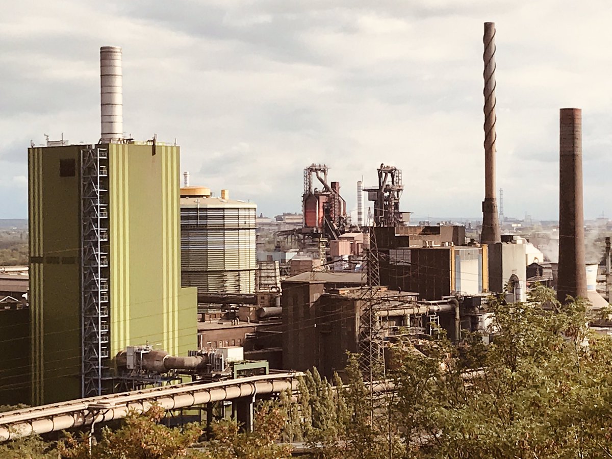 BenediktReichel's tweet photo. Industriekultur - auf der einen Seite der Rhein, auf der anderen @thyssenkrupp. Fantastischer Blick vom #AlsumerBerg. Danke @BeleLegrand für den Tipp. Das war Halden-Tour Teil eins. #Ruhrpott https://t.co/sk0odCbKJk