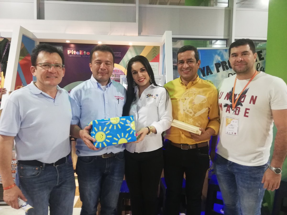 senahuila's tweet photo. Copa Cervecera Artesanal del Sur de Colombia🏆🍻, evento organizado, en el marco de @Expohuila1, por @SENAComunica #Huila #LaAngostura y @CCNeiva hace entrega del kit de  premiacion a representante de #Laboyana por ganar en la categoría de Mejor Cervecería Artesanal. https://t.co/cFJvnAIFrF
