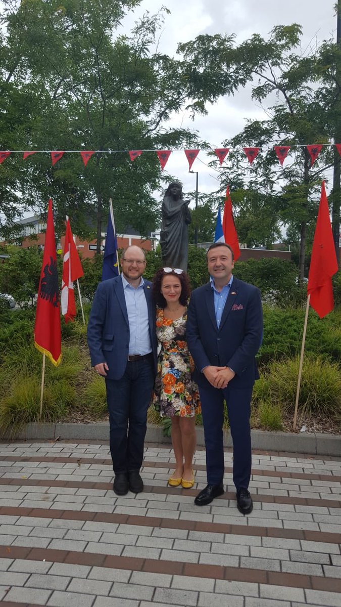 AlEmbassyCanada's tweet photo. .@MucaErmal e b/atdhetarë nga #Montreali janë tubuar këtë të diel pranë bustit në këtë qytet të Shenjtores me origjinë #shqiptare #NënëTereza. Në ceremoninë në nderim të saj #Bashkia #Montreal u përfaqësua nga këshilltari @CraigSauve. Tradita vazhdon 🙏! #diasporashqiptare https://t.co/dLLem2Iz10