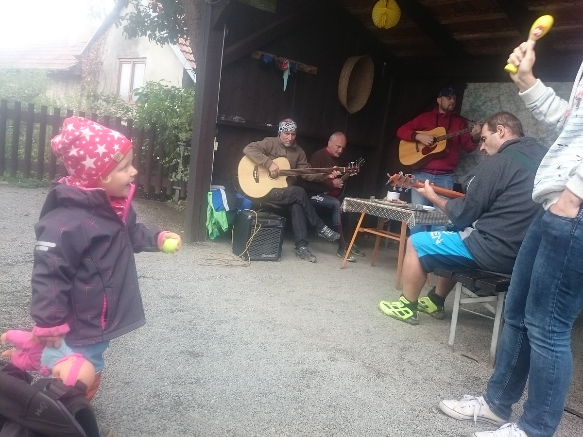 TheJumperCables's tweet photo. @peterluha #Jamming and integrating children with #shakers. https://t.co/lHaAmmFrHT