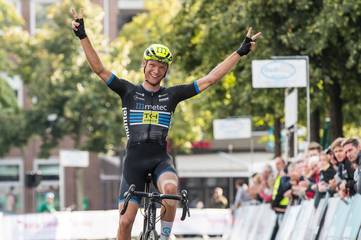 37 punten stond Dylan Bouwmans achter voor de start van de Eurode Omloop. Na een ploegoffensief van formaat wisten ze de achterstand goed te maken met als resultaat de eindoverwinning voor Bouwmans en de dagzege voor Sjoerd Bax. @lvanbon ving de winnaars op de gevoelige plaat: