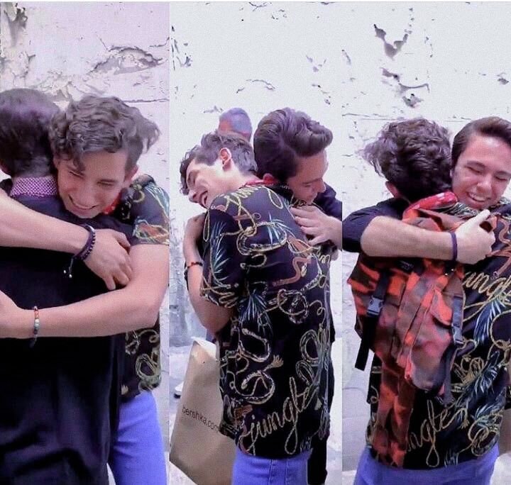 angelibrsv's tweet photo. los quiero ver, por favor ayúdennos con el hashtag :(
#PerfectTourChile https://t.co/qt6fqmueai