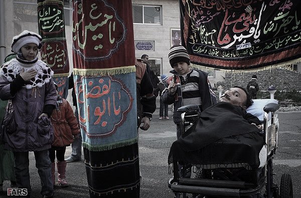 در مراسم عزاداری، حضور یک فرد دارای #معلولیت مثل سایر افراد، یک حضور عادی است. لطفا با دیدن آنها دست به دعا نبرده و طلب شفا نکنید؛ مگر آنکه خودشان چنین درخواستی بکنند...
امنیت روانی افراد دارای معلولیت، با این رفتارها میتواند آسیب‌های جدی ببیند.
...
عکس از پیمان رضایی
#توانیتو