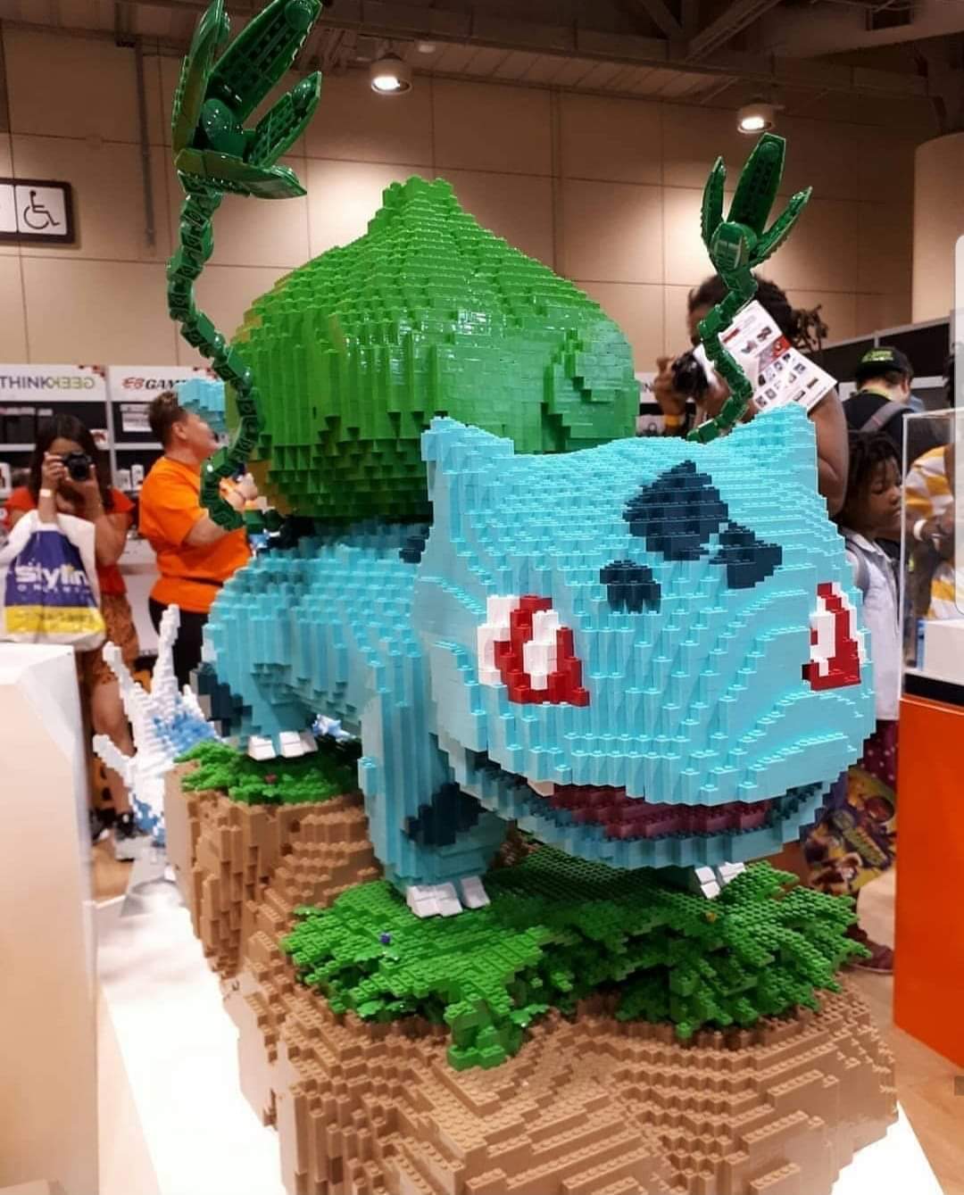 Pokémon-France on X: Statue de #Bulbizarre faite en Lego