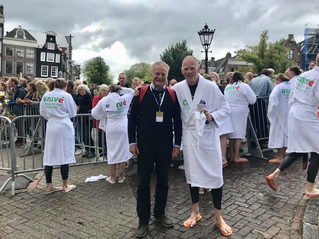 Wat een geweldige prestatie leverde burgemeester @HanterHeegde van de gemeente <a href="/GooiseMeren/">Gooise Meren</a> vandaag! Na 2 km voor de #SwimtoFightCancer, gisteren in Muiden, zwom hij vandaag ook de 2km van de <a href="/AmsterdamCitySw/">Amsterdam City Swim</a> Ge-coached door Sicko Heldoorn, burgemeester van de <a href="/Gemeente_Huizen/">Gemeente Huizen</a>