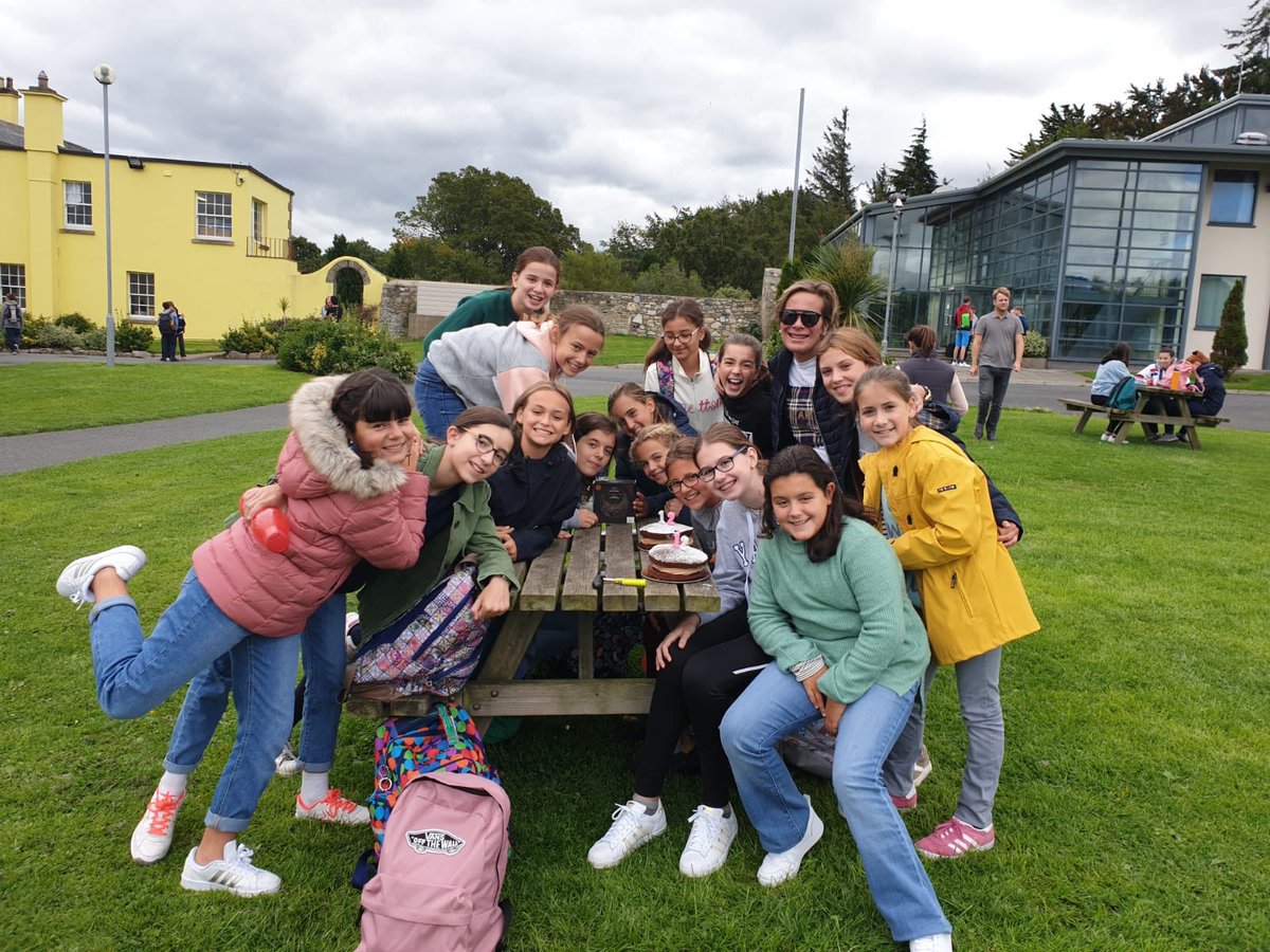 Ayalde_'s tweet image. Los fines de semana nuestras alumnas en Dublin aprovechan para hacer planes juntas, compartir experiencias y por supuesto celebrar los cumpleaños que coinciden con su estancia.
#estanciaenIrlanda
#ayalde
#somosCOAS
#Am⭐️🇮🇪
#awhaleoftime