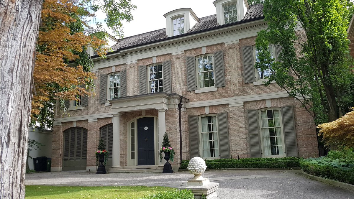 Rosedale is a neighbourhood in Toronto, Ontario which was formerly the estate of William Botsford Jarvis, and so named by his wife, for the wild roses that grew there in abundance. located north of Downtown Toronto is one of its oldest suburbs.
#HTtours