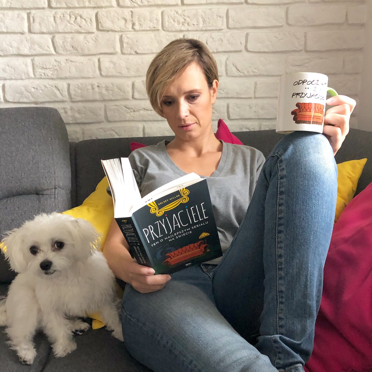chylesia's tweet photo. Najlepszy pomysł na deszczowy dzień!💥Książka 📖 herbata i wierny towarzysz 🐶 „Przyjaciele - ten o najlepszym serialu na świecie” to pozycja obowiązkowa dla każdego szanującego się fana Friends. Serial ma już 25 lat a teraz można odkryć wszystkie jego tajemnice. @SQNPublishing https://t.co/0GiJupoXnd