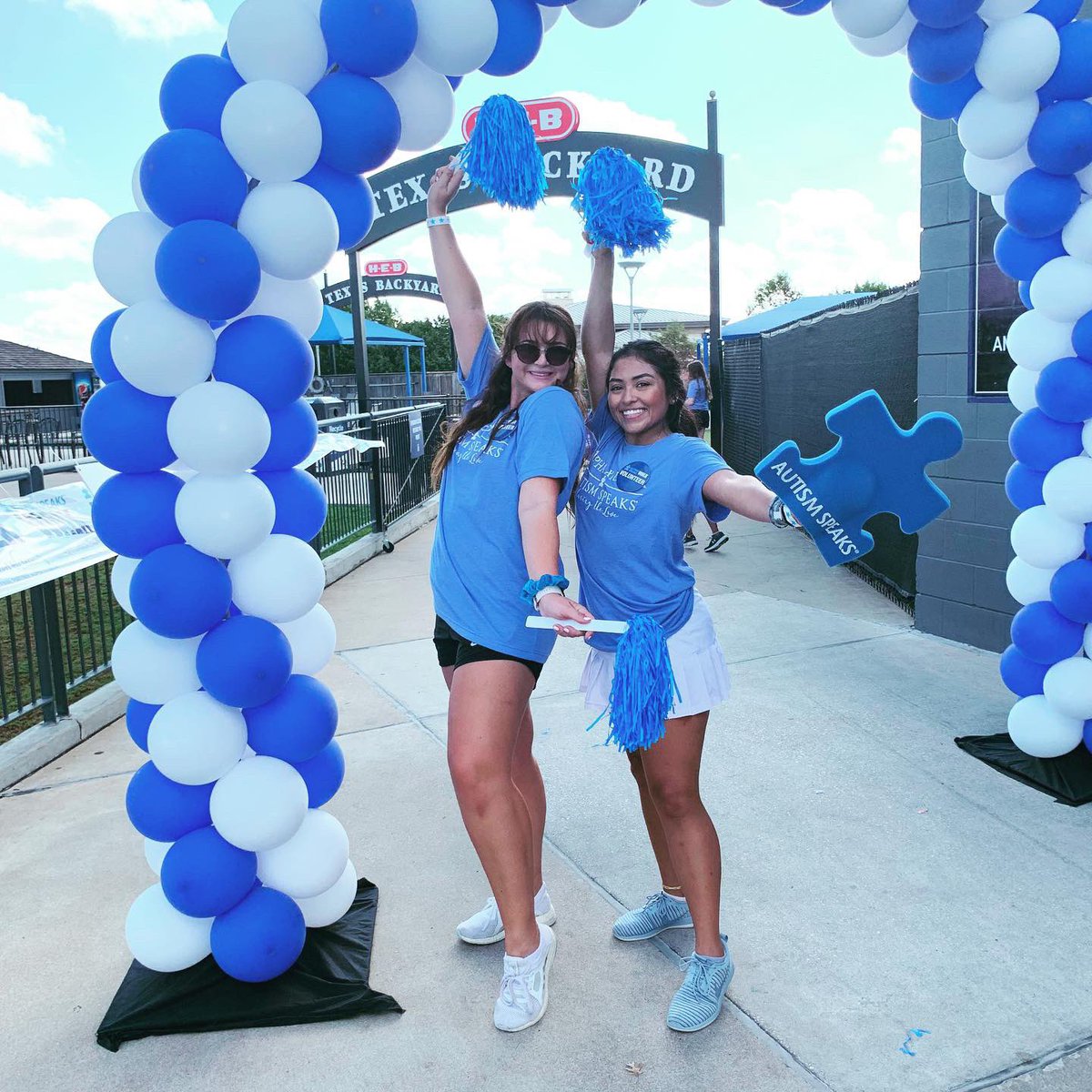 SUPiratesSB's tweet image. Autism Speaks Walk!! 💙 A few of our girls spent some time through their Alpha Xi Delta sorority to show support for such a great cause this morning! #bekind #sharingthelove #herewegobucs☠️
