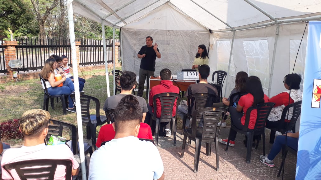 cs_unne's tweet photo. #ComunicaciónSocial en la 6ta Feria del Libro de Caá Catí.
👉El Lic. Darío Román y la TCS Mabel Pereyra 📽️ #Audio2 🎬 dictaron dos talleres. 
📲 Taller "Jóvenes y las tecnologías. Tips para generar videos con el celular".
📲 "El celular como herramienta en el aula"
#csHumUNNE https://t.co/4FiZA0KJph