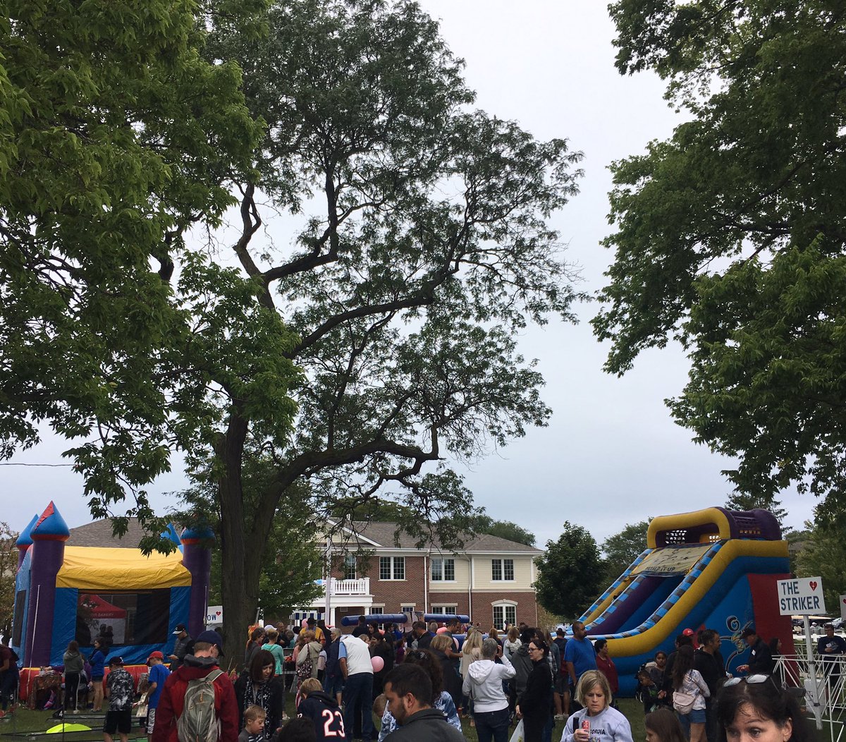 MattLunkes's tweet photo. Huge crowds and lots of fun at @heartofmercy Misericordia #FamilyFest2019. Best day of the year! https://t.co/qukx4PWdTO