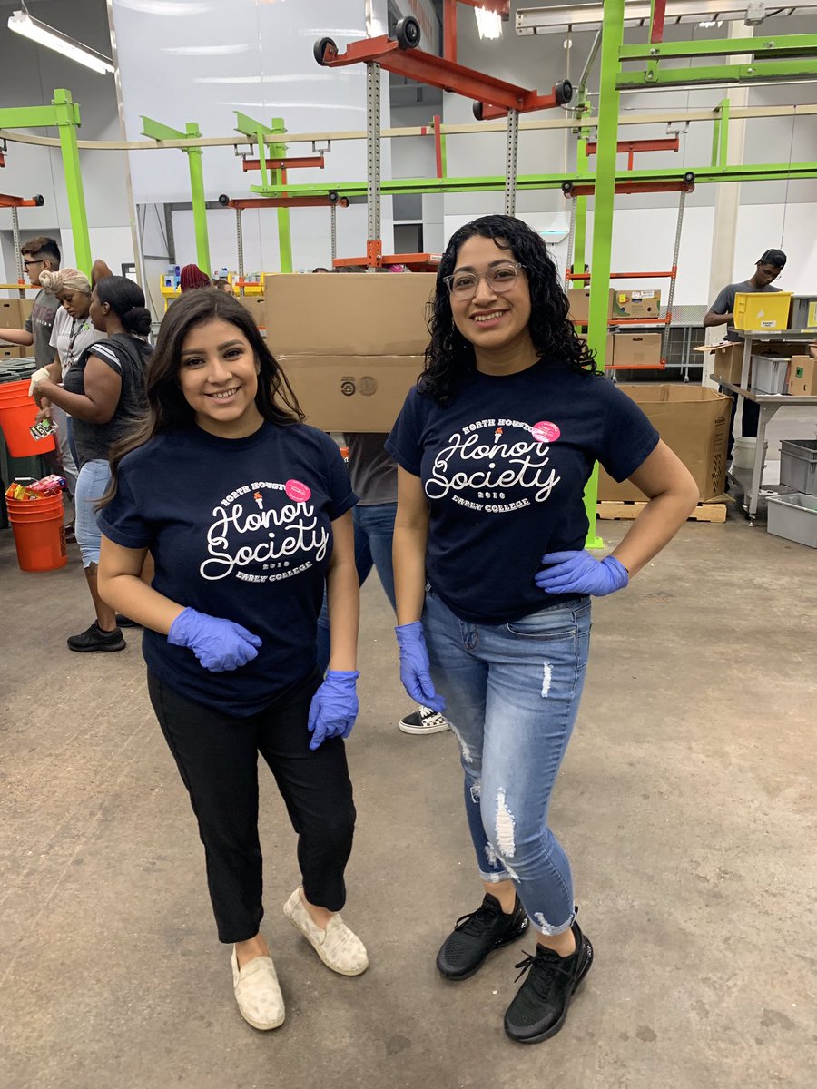 NHECHS_NHS's tweet photo. Thank you to all the NHS members who came out and volunteered at the Houston Food bank🍎 https://t.co/6w4stxosoh