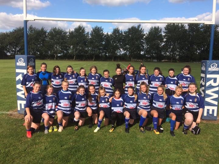 MRUFCGirls's tweet photo. The first team photo for the 2019/2020 season #MRUFCUnder15s girls team and another of our first game with the players of @newarkrufc #RugbyGirls #RugbyFamily #HappinessIsEggShaped #BeAPartOfIt #SundayMorning #TryAndStopUs #ThisGirlcan #OneClub https://t.co/D1duOU9hDx