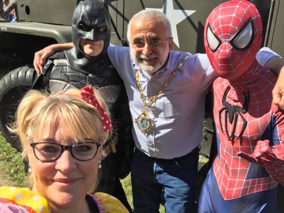 kt4ut's tweet photo. With thanks to
@MascotsMagical at today's Classic Car Show @HanworthPkHouse and  @MPSHanworth and with the Mayor of Hounslow @tonylouki 
@HistoryHph #classiccars https://t.co/Ql5BHm1cMP