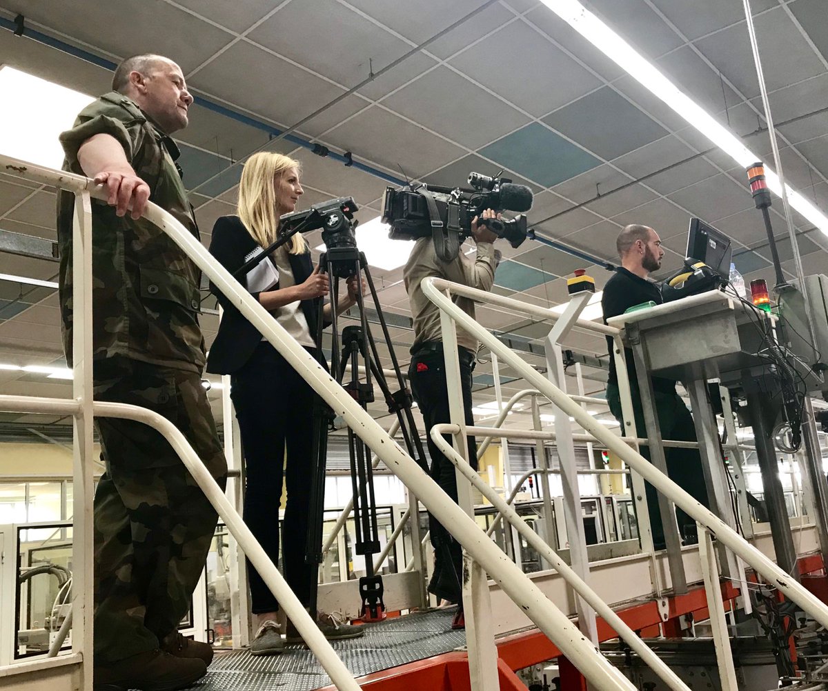 SCArmees's tweet photo. Dans le JT de TF1 ce soir un reportage sur les réputées rations de combat françaises et la mise en valeur de l'action quotidienne des personnels du @SCArmees à Angers comme à Rambouillet. 
@Defense_gouv https://t.co/ROrkCnzVKJ