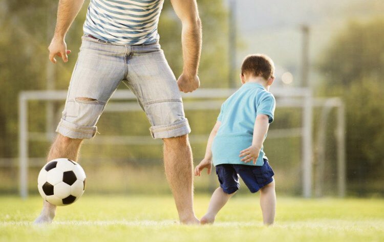 De Messi solo hay uno. De padres de Messi está el mundo lleno. 
Los niños deben jugar para divertirse, jamás para divertir a sus padres.
Confundir las necesidades es el principio del fin.
#PadresDeDeportistas