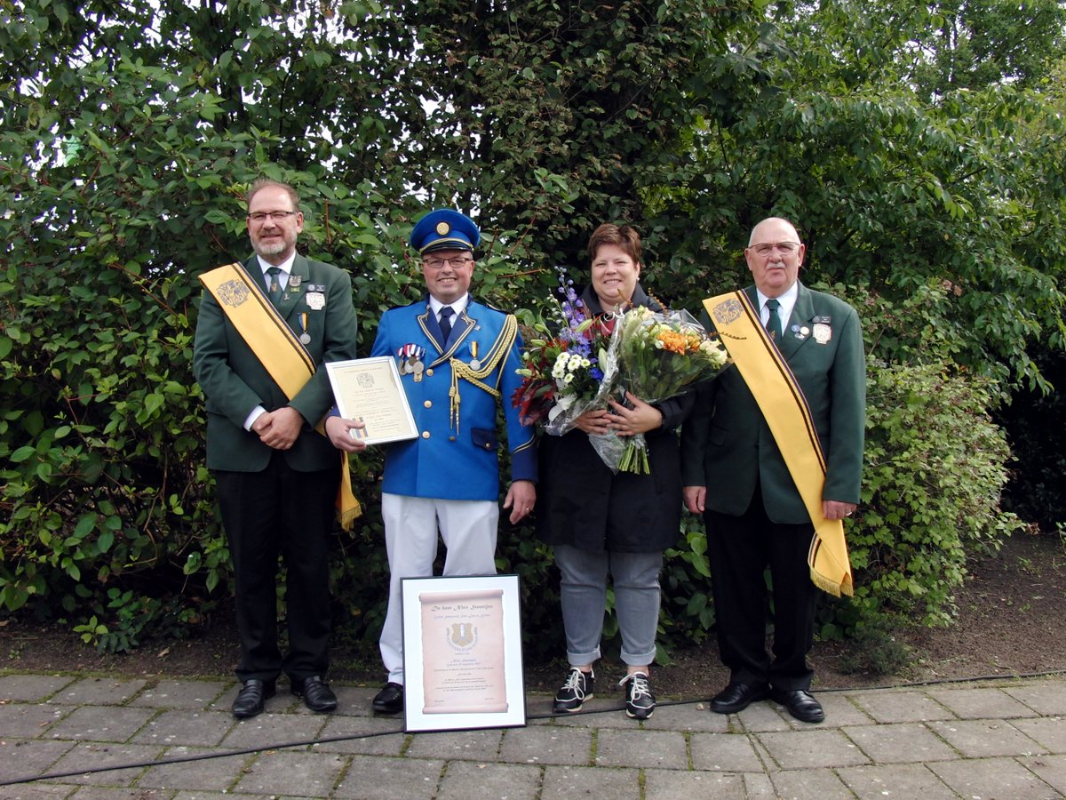 Vandaag een Federatieve #onderscheiding, #Medaille van Verdienste der #Federatie <a href="/StHubertusGLD/">Schuttersfederatie</a>, uit mogen reiken op grond van #BuitengewoneVerdienste aan #Standaardvaandeldrager Nico Steentjes, oud #bestuurslid en oud #Secretaris van #Schutterij #SintJan #Kilder.