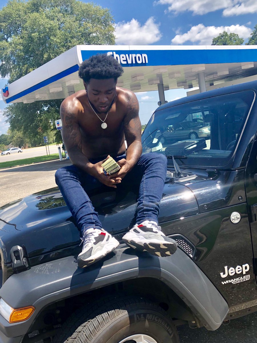 SKYLAR334's tweet image. She Ask Me Why My jeans 👖Skinny Cause I been tryna Dodge the cuffs ⛓🤷🏾‍♂️💨🥶 #theregoSkylar #mixtapeOTW🐐#NJC™️🌎