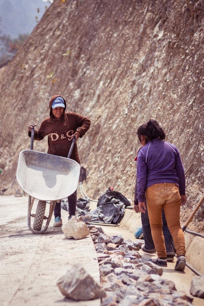 analosan's tweet photo. En estas obras mujeres de  los #PueblosIndigenas encontraron oportunidad de empleo y mano a mano con los hombres construyen mejores caminos para andar su realidad y sus sueños en esta #4T 
@INPImx @DEELAYUUK @nadgasman @inmujeres @JesusRCuevas @M_OlgaSCordero https://t.co/pXbDtKs4zP