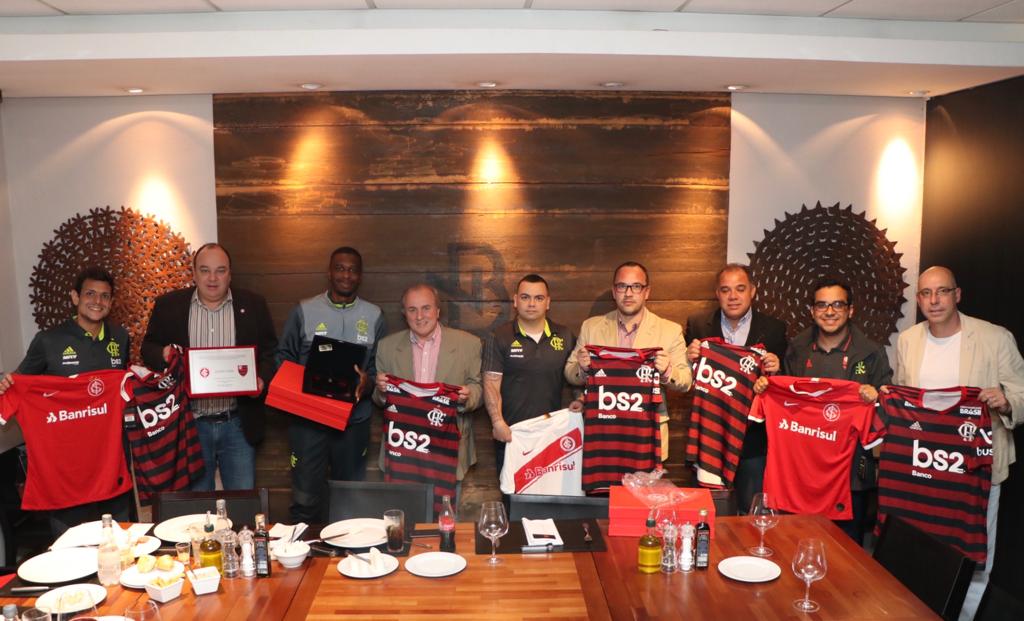 SCInternacional's tweet photo. Antes do duelo decisivo pela @LibertadoresBR, diretorias de Inter e Flamengo confraternizam em Porto Alegre. #VamoInter https://t.co/rPExzdwnfj