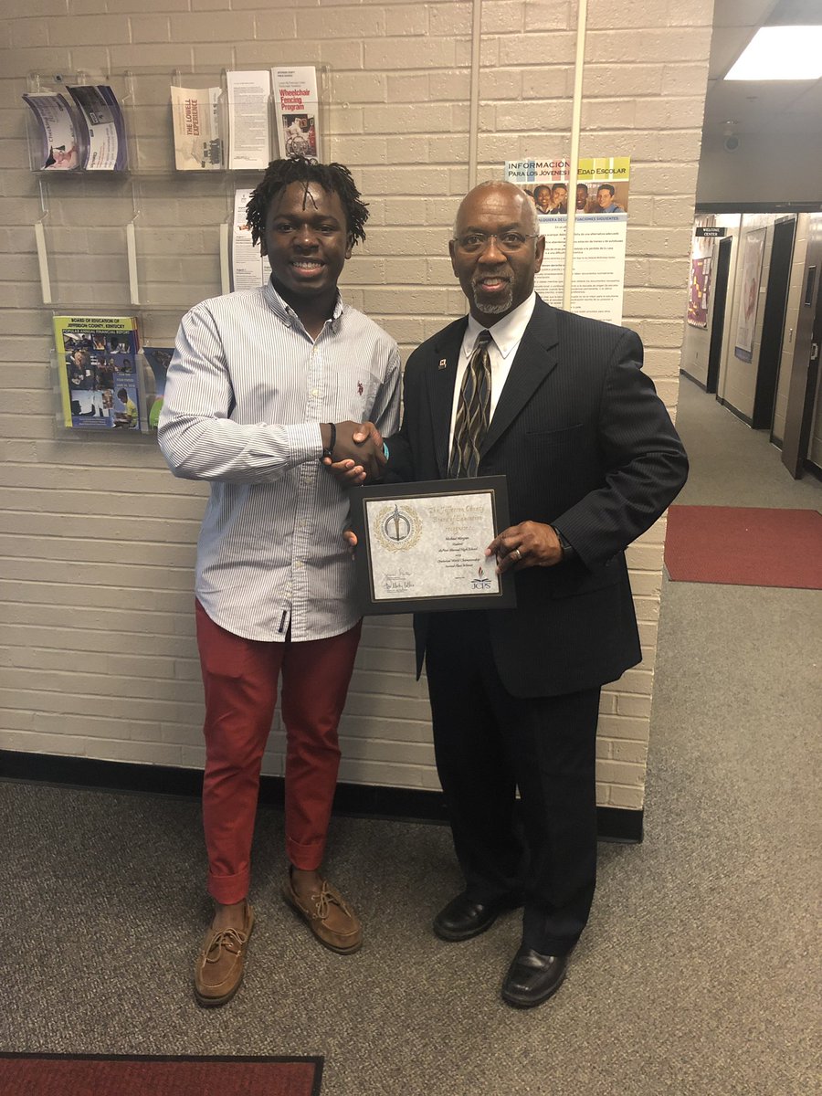 tkonz's tweet photo. Proud principal Mr. Farmer and @duPontManual senior Michael Morgan. Michael was recognized for placing second in the @OptimistOrg Oratorical World Championship, earned him $17,500 in scholarships. #WeAreJCPS https://t.co/ZkpXX7omMe