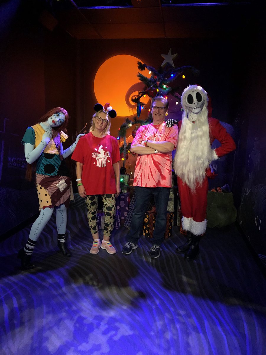 GoofyDoug's tweet photo. It’s #travelagent Tuesday.  It’s not to late to book a Christmas time trip to the most Magical place in the world. Send me a message 🎅 https://t.co/AD6oLkC2km
