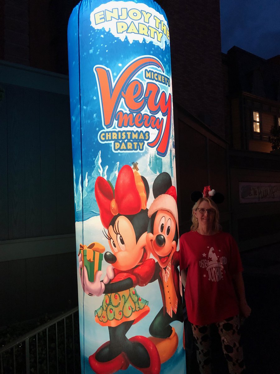 GoofyDoug's tweet photo. It’s #travelagent Tuesday.  It’s not to late to book a Christmas time trip to the most Magical place in the world. Send me a message 🎅 https://t.co/AD6oLkC2km