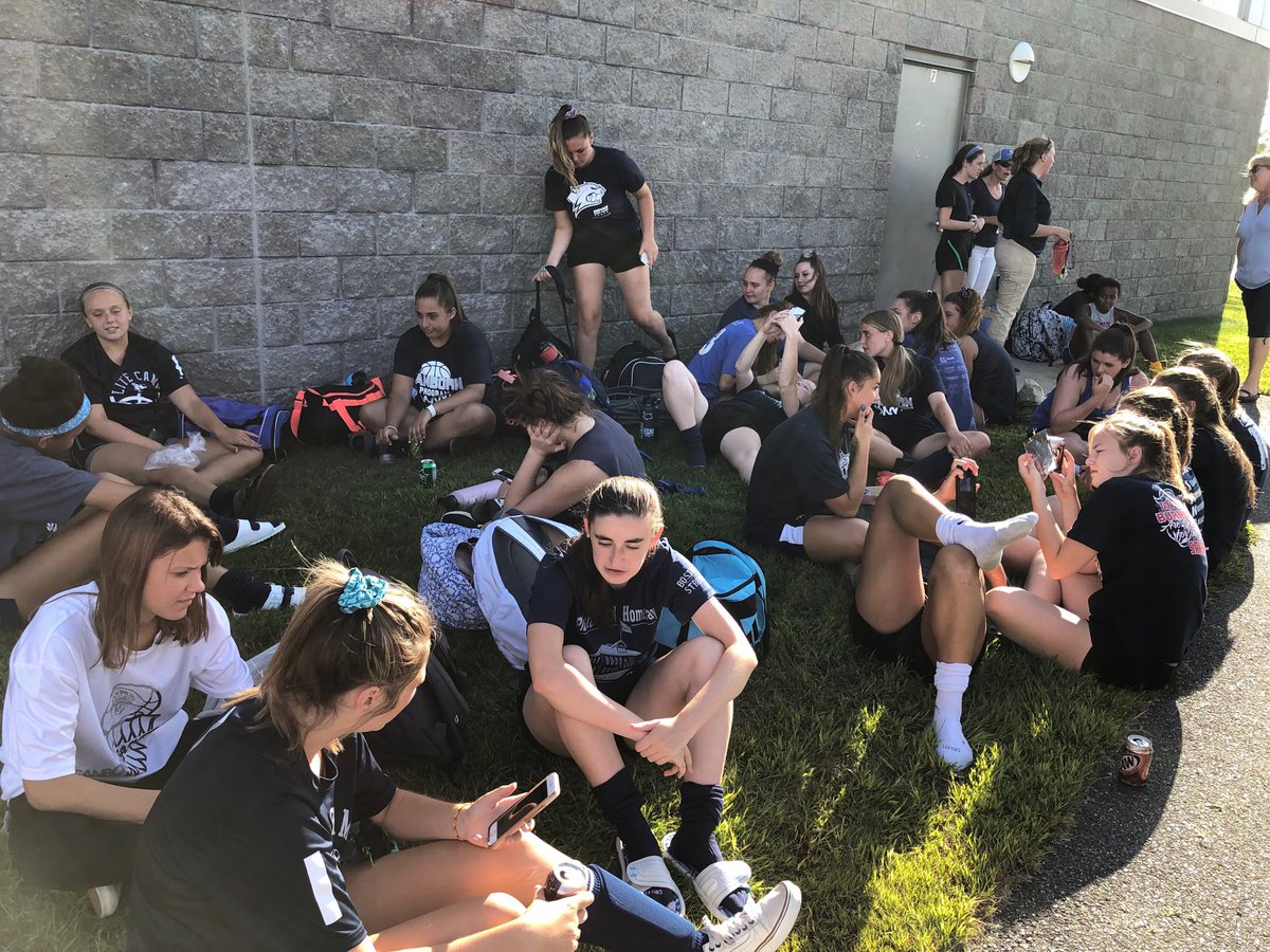 CoachMiliner's tweet photo. The girls waiting patiently for pizza while Emma talks with her agent. https://t.co/6iMzNraEAB