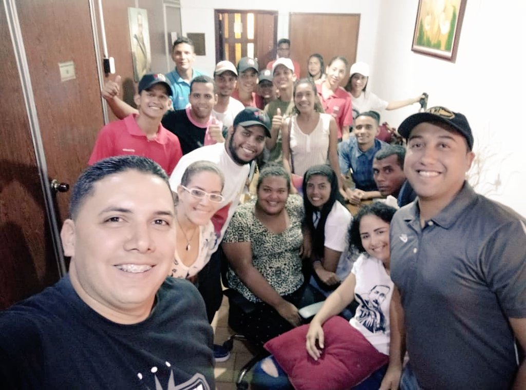 RomeroFelixE's tweet photo. ¡Desde la @jpsuv_aragua tenemos la gran tarea de seguir consolidando los equipos municipales! Por eso quiero felicitar el gran trabajo de la Juventud de #Zamora, Muchachas y muchachos responsables, con alegria combativa y enérgica 

¡Sigamos construyendo historia! https://t.co/e5wjkDXg4G