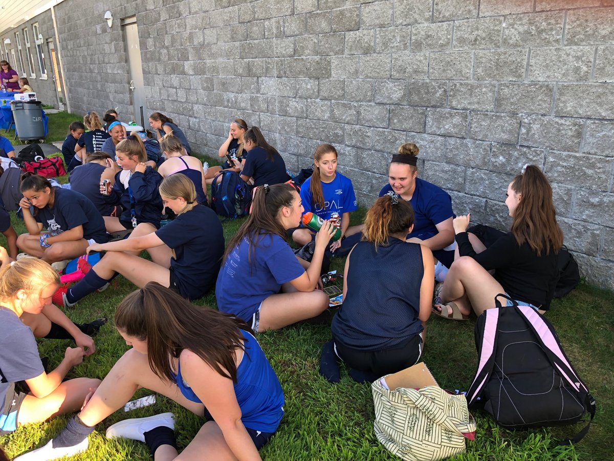 CoachMiliner's tweet photo. The girls waiting patiently for pizza while Emma talks with her agent. https://t.co/6iMzNraEAB