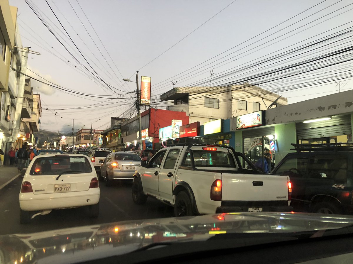 hugobracha's tweet photo. @AMTQuito calle Gonzalo Pizarro en Pifo todos los días a toda hora doble fila de parqueo! agentes de tránsito ausentes y teniendo una oficina a 2 cuadras de el lugar @MunicipioQuito https://t.co/gCSPJ3qvyg