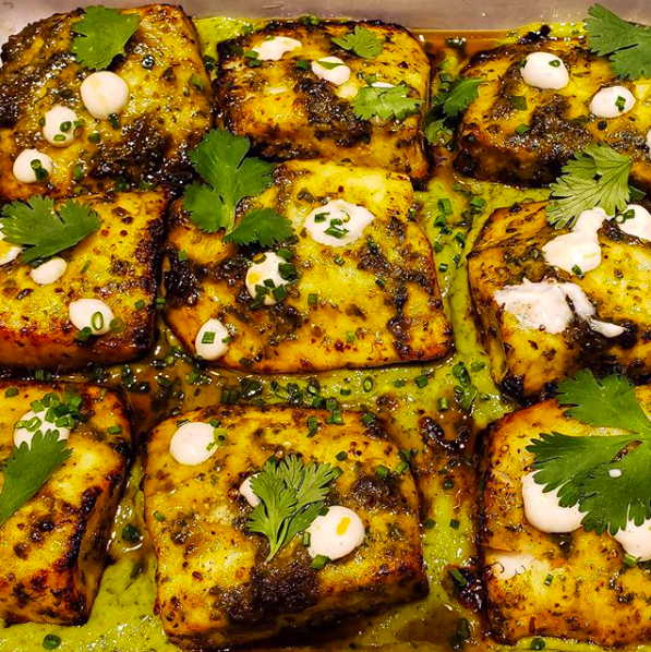 jackandlilTO's tweet photo. Bring on the heat! ⠀⠀⠀⠀⠀⠀⠀⠀⠀
⠀⠀⠀⠀⠀⠀⠀⠀⠀
Let’s dig into this roasted tilapia. Smothered in spicy green sauce, garlic purée and cilantro, this packs a punch of flavour. https://t.co/oCNNykblee