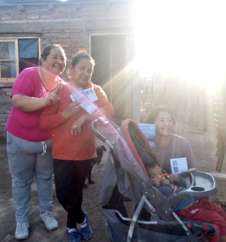 florenciacanali's tweet photo. Hoy también recorrimos Tres Porteñas. Charlamos con vecinas y vecinos para que nos acompañen el próximo domingo con @JorgeGimenezOk y seguir haciendo un #SanMartin del que nos sintamos orgullosos.
#JorgeIntendente
#AnabelGobernadora
#MendozaSePrende
#FernandezFernandez https://t.co/01Z01M7pF3