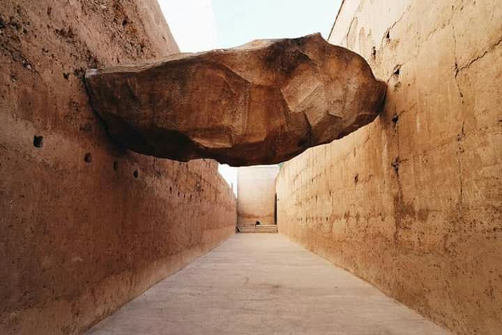 Sherouk97897879's tweet photo. سَتبقى هذه الصَخرة ثابِتة مِئات السَنوات ؛ تنتَظُرني كَي أعبُر أسفلها لِتسقط فوق رأسي🤓👇 https://t.co/0pgMMOlstH
