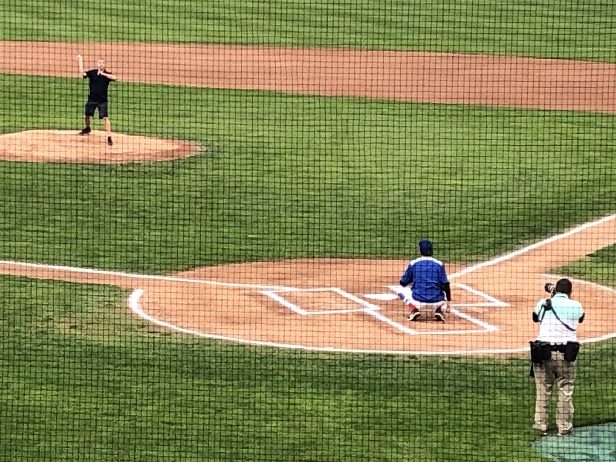 eSAXnetworking's tweet image. Amazing to see 1000’s of people @OttawaChampions game vs. @RcklandBoulders in support of @UnitedWayOttawa &amp;amp; @GenNextOtt thanks to our friends @OttSpecEvents w/Councillor @TimTierney throwing the 1st pitch! Great seeing @Go_Taylor &amp;amp; @BobMonette1 too! #Ottcity #baseball #GoChamps