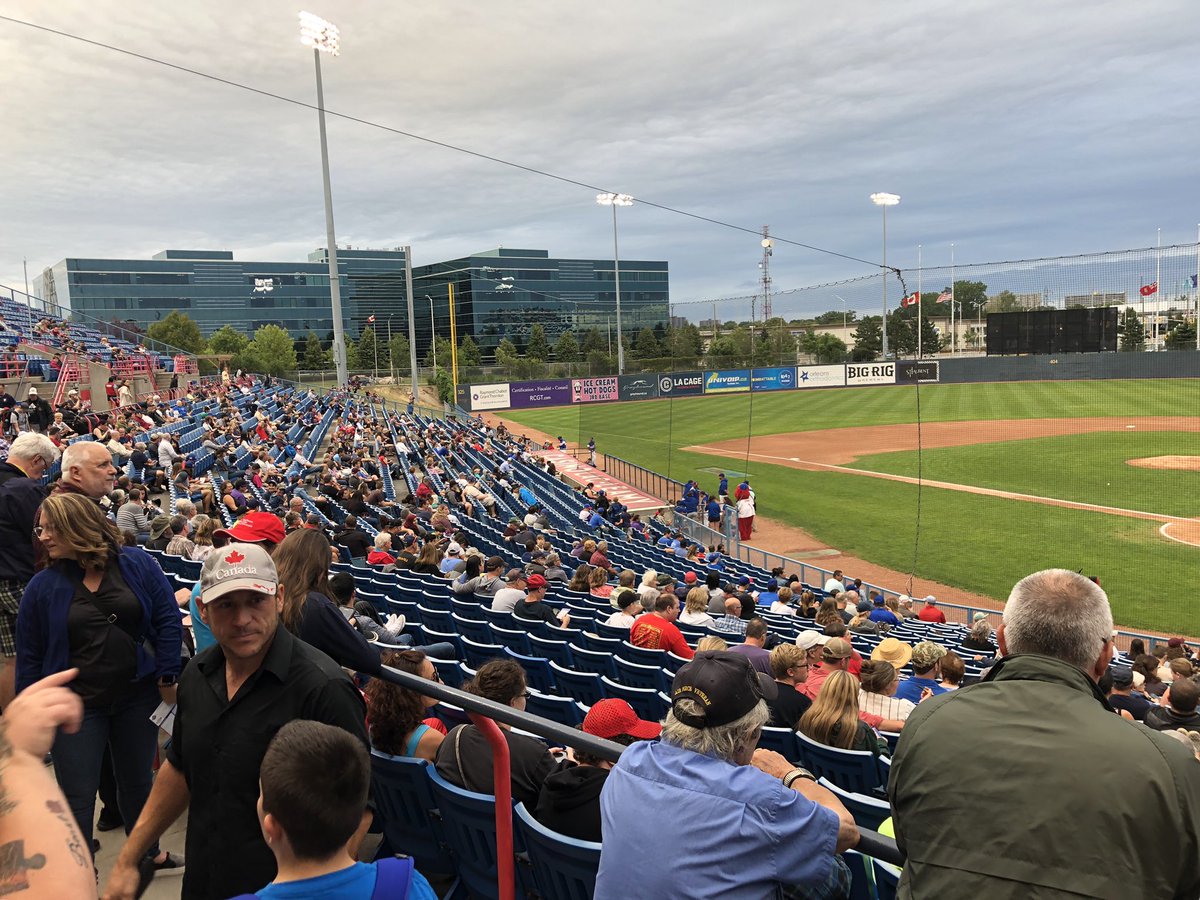 eSAXnetworking's tweet image. Amazing to see 1000’s of people @OttawaChampions game vs. @RcklandBoulders in support of @UnitedWayOttawa &amp;amp; @GenNextOtt thanks to our friends @OttSpecEvents w/Councillor @TimTierney throwing the 1st pitch! Great seeing @Go_Taylor &amp;amp; @BobMonette1 too! #Ottcity #baseball #GoChamps