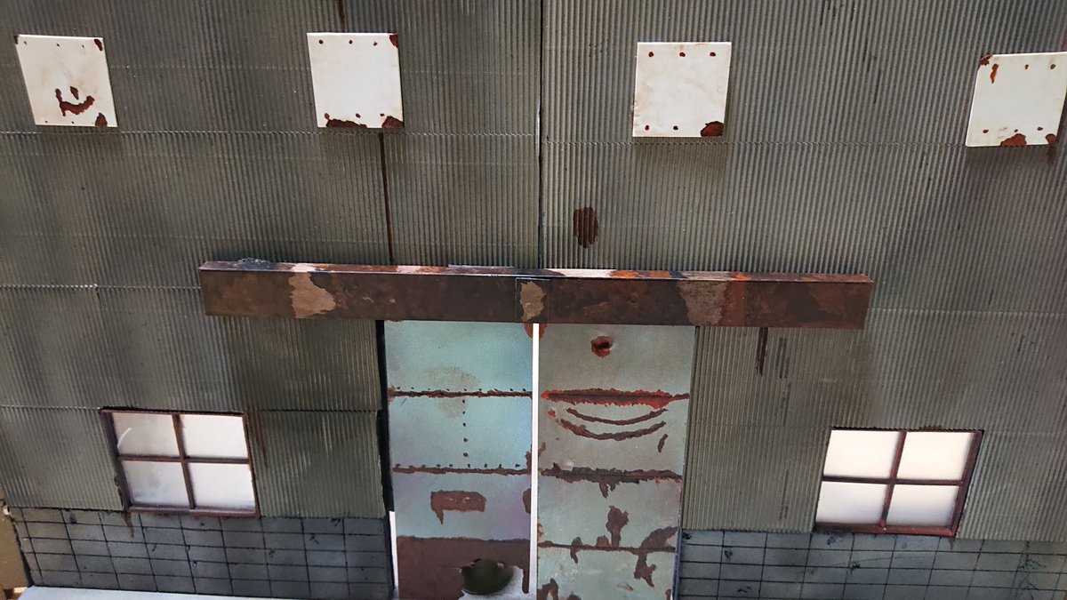 たまお 2年前に作った廃工場ジオラマ 夏の暑さで破損してしまったので使えるところだけ残して思い切って作り直しました 今回は 工場の中と外 両面をジオラマにしてみました たまジオ 造って遊ぼ T Co Tzhswge40q T Co Cu5ja4hpo6