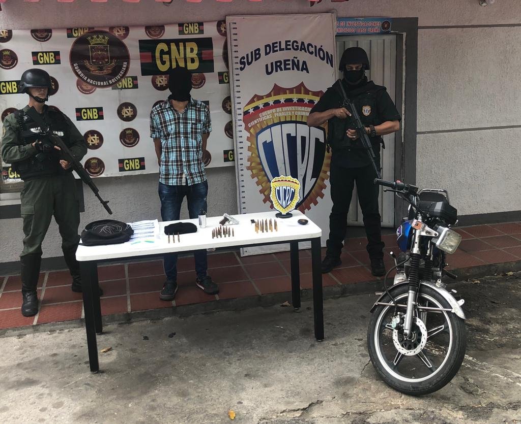 #Redi_andes En Combate En el marco de la Operación Campaña Libertadora Simón Bolívar 2019 efectivos del CICPC y GNB capturaron a un miembro del GEDO Paramilitar EL PAISA en zona intrincada conocida como Trocha Portón Azul Mcpo Pedro María Ureña con material de Guerra y Subversivo https://t.co/sa0ufD11UX