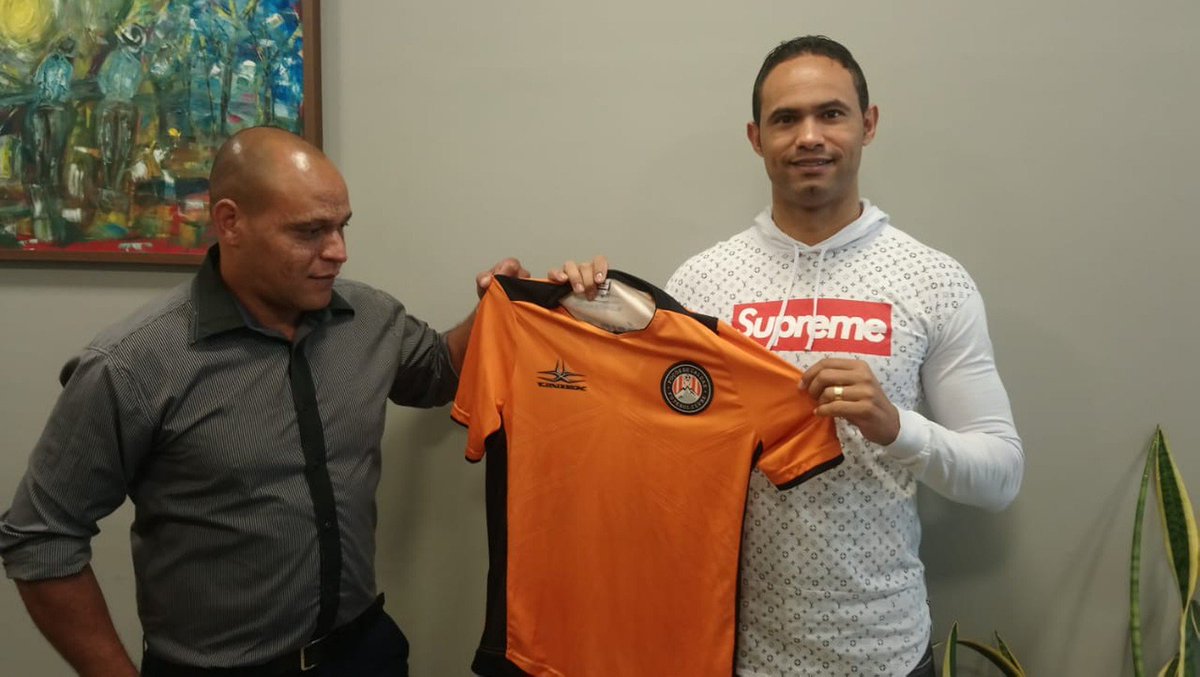 geglobo's tweet image. Goleiro Bruno assina contrato e posa com a camisa do Poços de Caldas FC glo.bo/30ErQpK