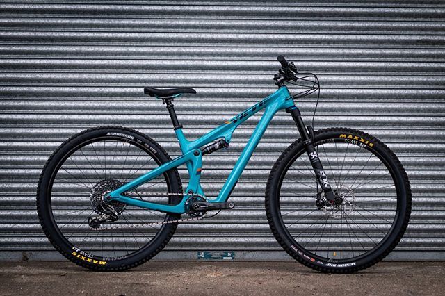 How does this look for a fun bike? <a href="/yeticycles/">Yeti Cycles</a> SB100 going out the door today to its lucky new owner!⠀
#sb100 #yeti #shorttravel #funbike #jib #100mm ift.tt/2U6duMq