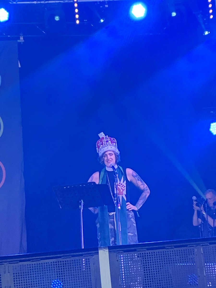BethBee8's tweet photo. @Sarcasticluther @greenbelt As promised at the book signing Nadia, two fabulous photos of the Queen of Greenbelt 🥰 https://t.co/8kVGUDhEOc