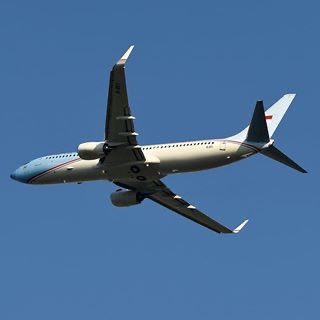 MennoSwart's tweet photo. Indonesia One: #regeringsvliegtuig Indonesië 🇮🇩 Een Boeing 737 BBJ, net als ‘onze’ PH-GOV. 2 verschillen: BBJ2, dus groter. En: A-001 heeft veiligheids-systemen tegen raketten ✈️
#regeringstoestel #planespotting #AvGeek #indonesia #aciation https://t.co/dsybkxo1oG