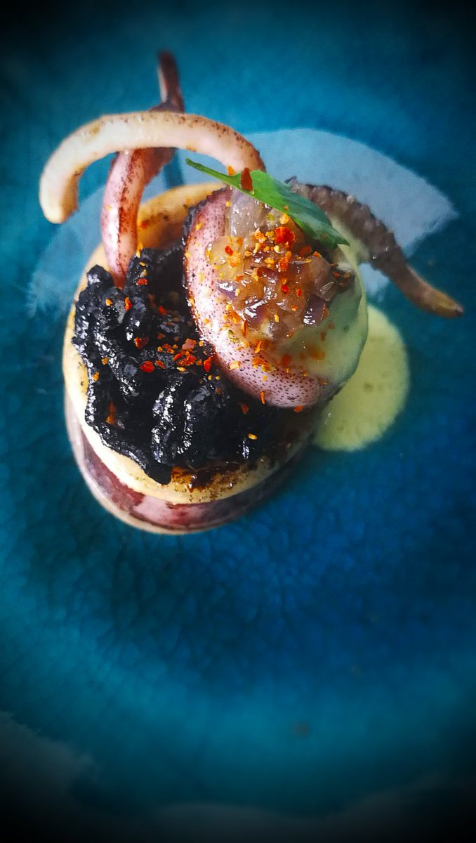 Un bocado japonés con sabor mediterráneo! Gunkan de arroz negro con all I oli ligero de keffir y cúrcuma, coronado con penes de calamar! No suena muy fino pero es lo que es! Que aproveche.