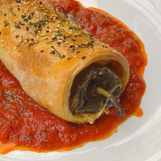 Tomamos un chile poblano, característico de esta temporada, lo rellenamos de 4 quesos, envuelto en crujiente hojaldre sobre salsa de jitomate para que puedas probarlo durante todo agosto y septiembre. ¡Vamos a comernos a México, #VamosAComernosElMundo ! ift.tt/2KXO3cX