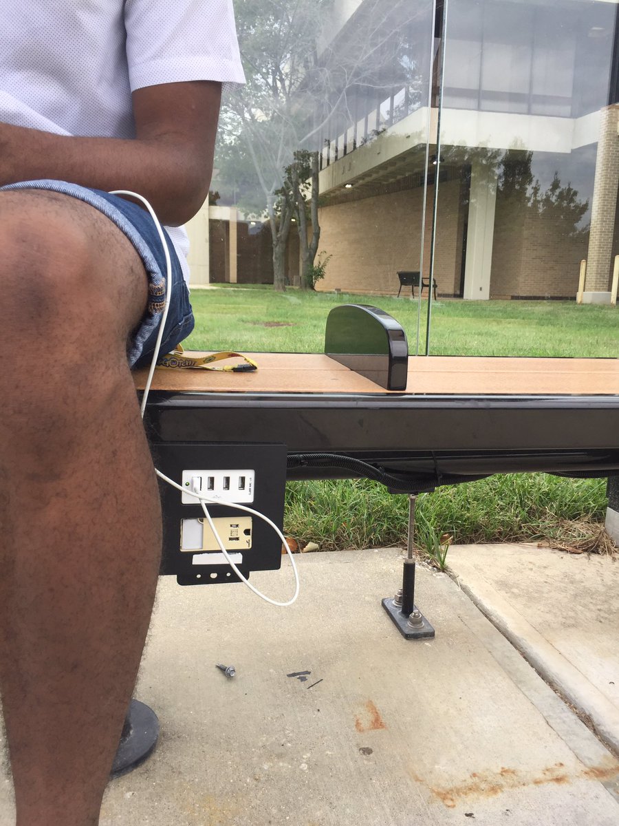 SolgreenSGS's tweet photo. It’s Lights Power Action at Bowie State University where users power devices at this Dash Bus stop powering devices 24/7 with 100 % off grid solar power.
#SolarEnergy #gosolgreen #smartcities #busstoplighting #SolarEnergy #hbcu https://t.co/tMSUhxxi2M