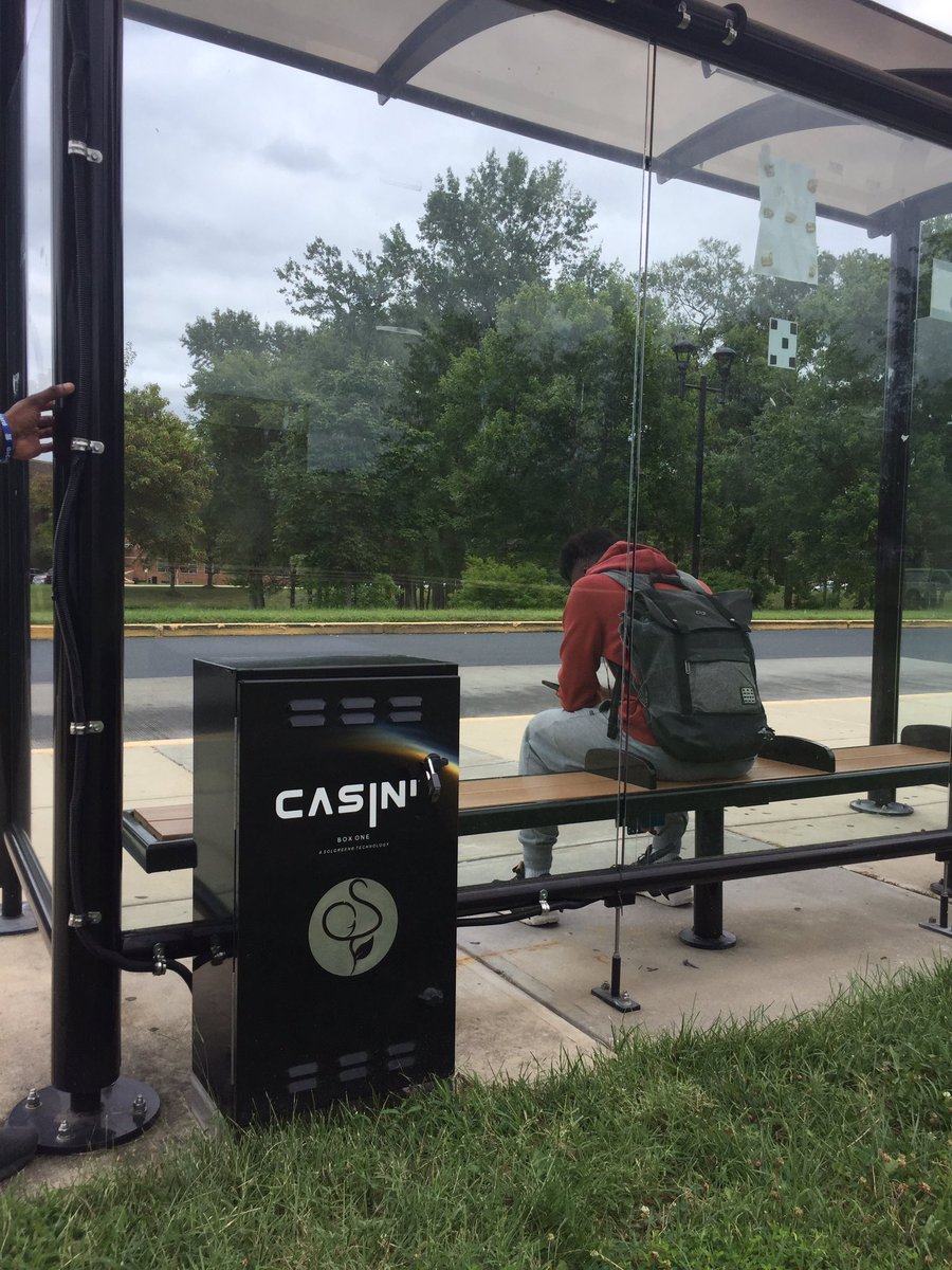 SolgreenSGS's tweet photo. It’s Lights Power Action at Bowie State University where users power devices at this Dash Bus stop powering devices 24/7 with 100 % off grid solar power.
#SolarEnergy #gosolgreen #smartcities #busstoplighting #SolarEnergy #hbcu https://t.co/tMSUhxxi2M